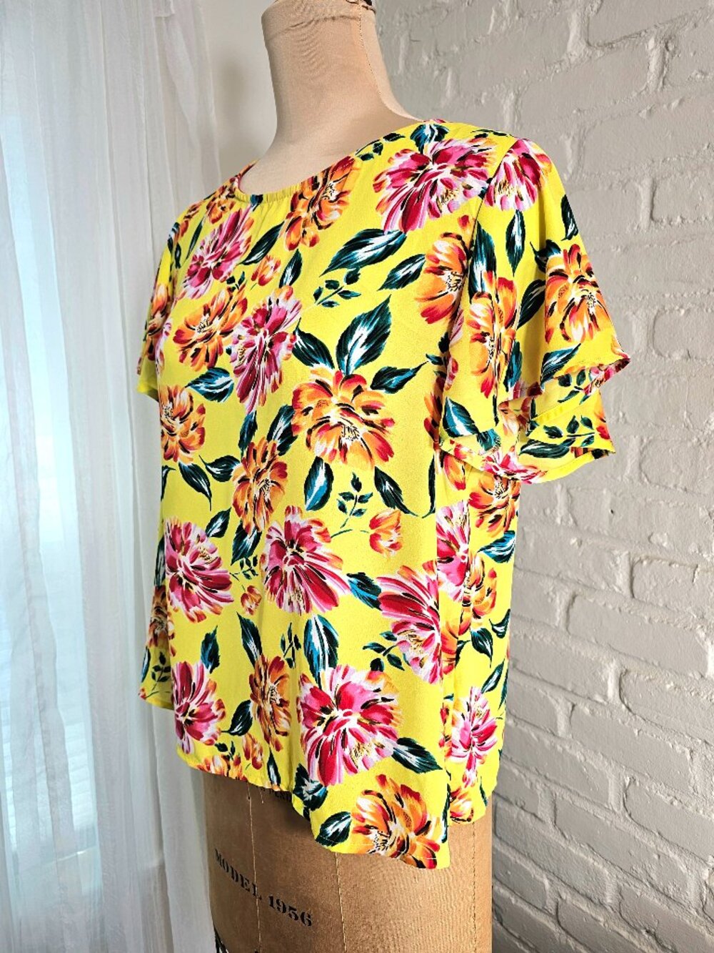 W5 Floral Blouse Yellow Multicolor Print Short Sleeve Top Size M